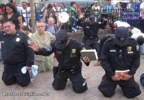Policias oran en el Salvador