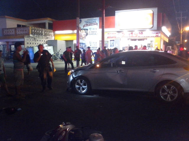 Carro del año chocado por moto en progreso