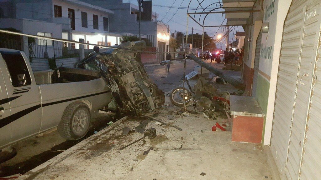 camioneta y coche volcado en progreso
