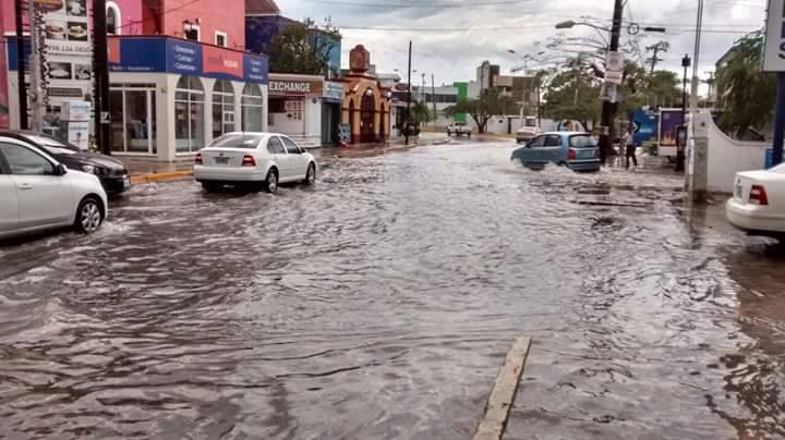 se llena de agua las calles por tromba en cancun