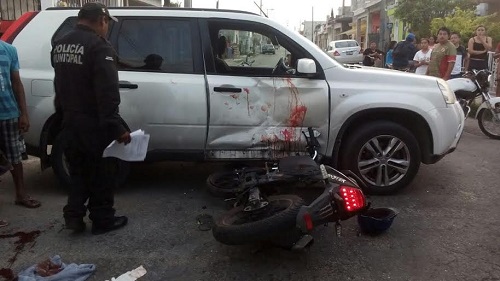 motociclista impacta camioneta