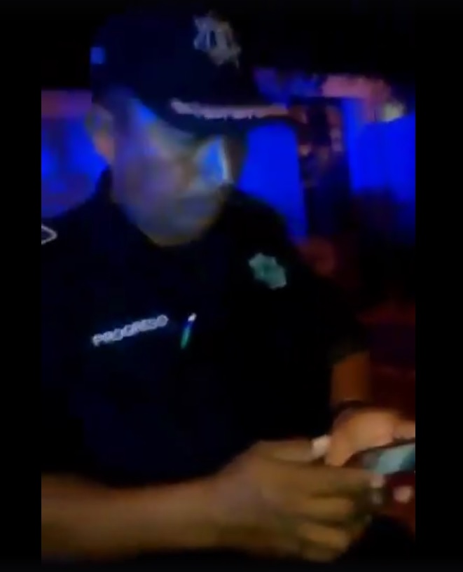 policias borrachos en progreso